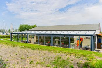 Een zonnig plekje aan het water: onze veranda bij Jachthaven De Put