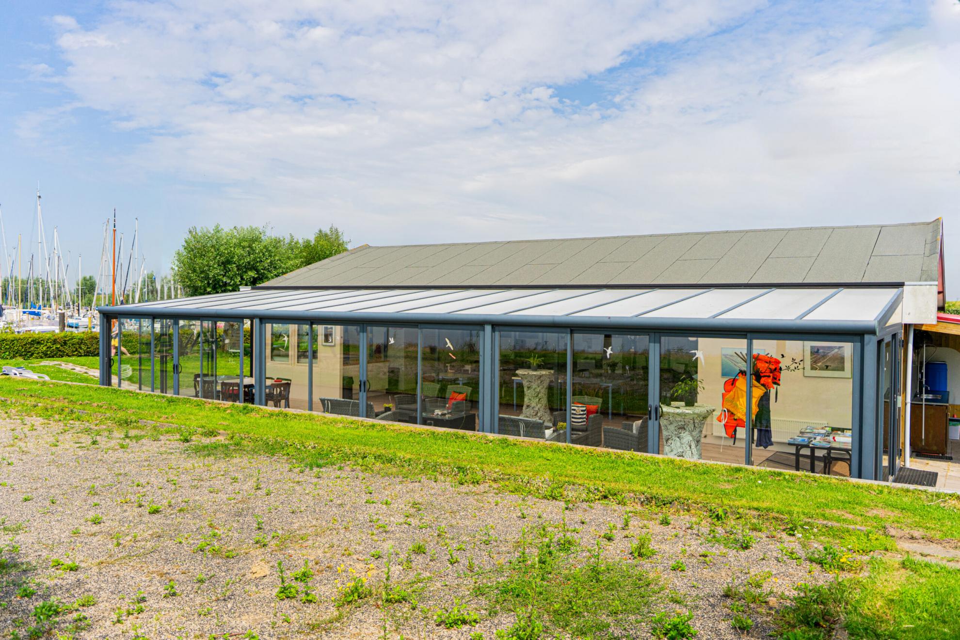 Een zonnig plekje aan het water: onze veranda bij Jachthaven De Put